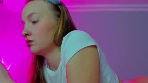 Snapshot of silky_huzelnut chatting on October 17, 7:22 am Mila online show from October 17, 7:22 am