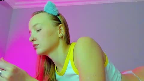 Snapshot of silky_huzelnut chatting on October 22, 8:25 am Mila online show from October 22, 8:25 am