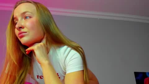 Snapshot of silky_huzelnut chatting on November 17, 8:31 am Mila online show from November 17, 8:31 am