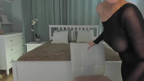 Snapshot of simonadebeauvoir chatting on December 26, 4:14 pm Simona online show from December 26, 4:14 pm