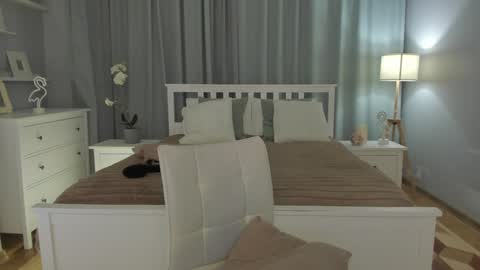 Snapshot of simonadebeauvoir chatting on January 24, 5:00 pm Simona online show from January 24, 5:00 pm