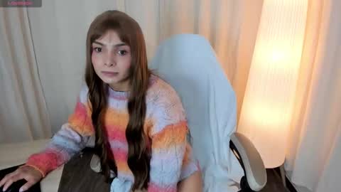 Snapshot of simone_sky chatting on January 10, 8:21 pm simone_sky online show from January 10, 8:21 pm