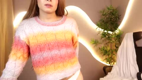 Snapshot of simone_sky chatting on February 10, 12:59 am simone_sky online show from February 10, 12:59 am