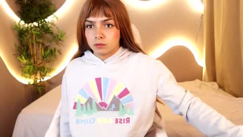 Snapshot of simone_sky chatting on February 23, 1:41 pm simone_sky online show from February 23, 1:41 pm