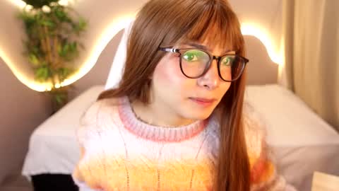 Snapshot of simone_sky chatting on February 24, 12:47 pm simone_sky online show from February 24, 12:47 pm