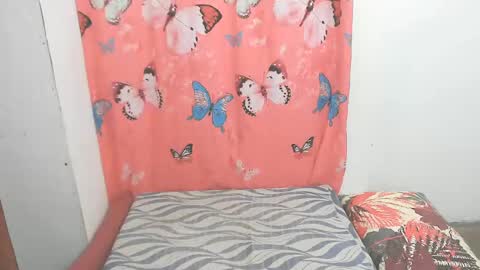 Snapshot of simpleladie15 chatting on February 11, 9:20 am marisweet online show from February 11, 9:20 am