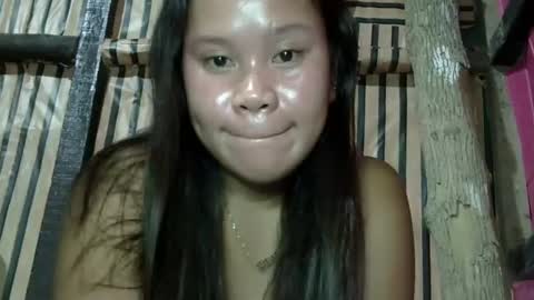 Snapshot of simply_y0urs chatting on December 4, 8:07 pm simply_y0urs online show from December 4, 8:07 pm