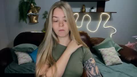 SirenaBloom online show from October 8, 9:29 am