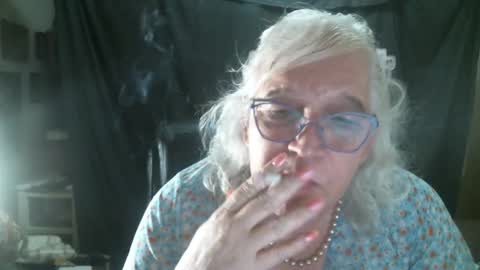 Snapshot of sissydianetx chatting on November 6, 12:33 am Sissy Diane online show from November 6, 12:33 am