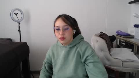 Snapshot of skarlet_adams chatting on March 10, 7:29 pm Alice online show from March 10, 7:29 pm