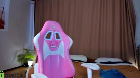 Snapshot of skelerata chatting on October 8, 7:17 am Emily online show from October 8, 7:17 am