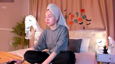 Snapshot of skelerata chatting on October 27, 1:20 am Emily online show from October 27, 1:20 am