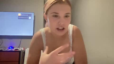 Snapshot of skiimaskabby chatting on December 9, 4:01 am skiimaskabby online show from December 9, 4:01 am