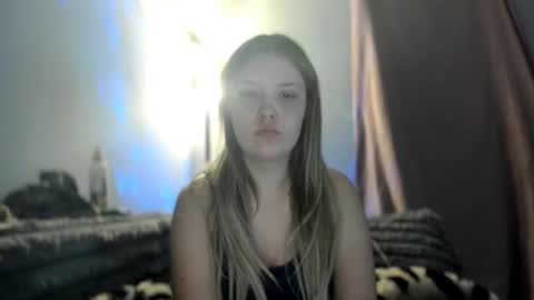 Snapshot of skiimaskabby chatting on December 17, 12:22 pm skiimaskabby online show from December 17, 12:22 pm