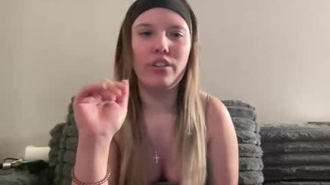 Snapshot of skiimaskabby chatting on February 23, 4:43 am skiimaskabby online show from February 23, 4:43 am