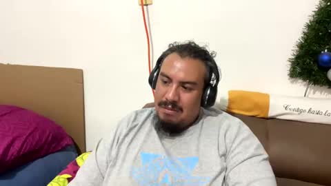 Snapshot of skinhell chatting on March 2, 12:42 am Elias online show from March 2, 12:42 am