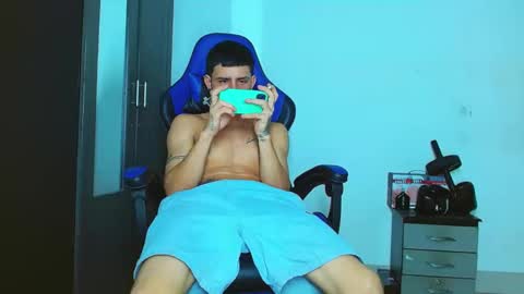 Snapshot of skinny_marked chatting on February 14, 12:19 am skinny marked online show from February 14, 12:19 am