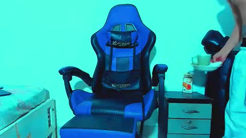 Snapshot of skinny_marked chatting on October 28, 2:04 am skinny marked online show from October 28, 2:04 am