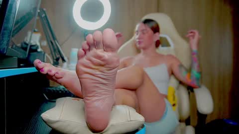 Snapshot of skinnygirl019 chatting on January 9, 2:54 am GoddessSkinny online show from January 9, 2:54 am