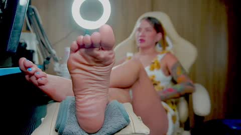 Snapshot of skinnygirl019 chatting on January 20, 2:22 am GoddessSkinny online show from January 20, 2:22 am