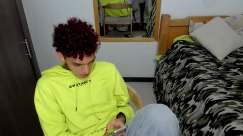 skinnypipe15 online show from October 18, 4:04 am