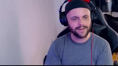 Snapshot of skullxxx83 chatting on February 9, 11:25 pm Skull online show from February 9, 11:25 pm