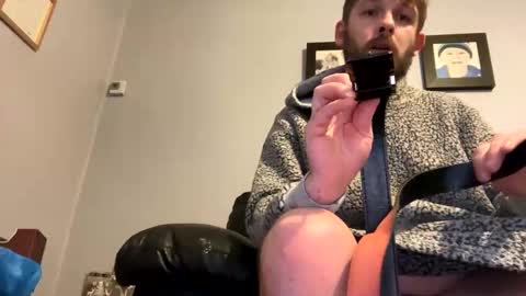 Snapshot of skuzzy25 chatting on December 26, 5:04 am skuzzy25 online show from December 26, 5:04 am