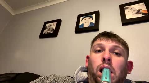 Snapshot of skuzzy25 chatting on January 19, 3:50 am skuzzy25 online show from January 19, 3:50 am