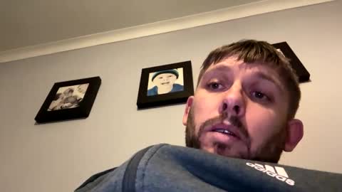 Snapshot of skuzzy25 chatting on February 4, 12:40 am skuzzy25 online show from February 4, 12:40 am