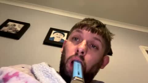 Snapshot of skuzzy25 chatting on February 8, 11:24 pm skuzzy25 online show from February 8, 11:24 pm