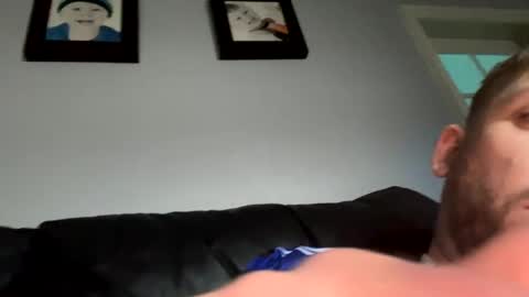 Snapshot of skuzzy25 chatting on February 22, 1:35 pm skuzzy25 online show from February 22, 1:35 pm