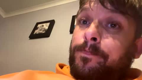 Snapshot of skuzzy25 chatting on October 4, 5:49 am skuzzy25 online show from October 4, 5:49 am