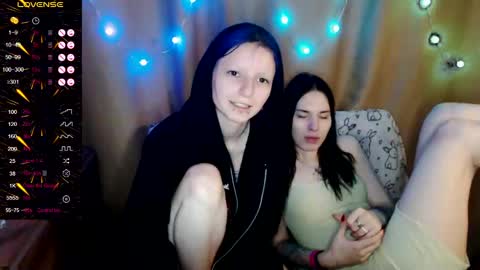 Snapshot of sky9669 chatting on January 28, 7:00 pm Iska Im genderfluid theyheshenot use ht have reasons and Mia my t-gf sheher online show from January 28, 7:00 pm