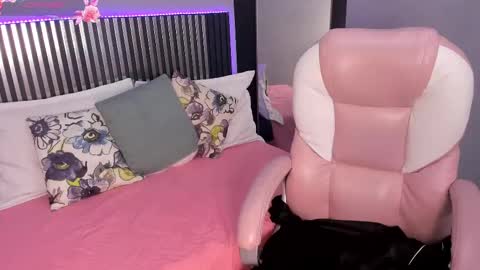 Snapshot of sky_winter chatting on September 23, 1:36 pm S O F I online show from September 23, 1:36 pm