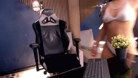 skylerbloom online show from September 20, 4:35 am