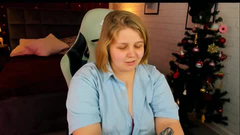 Snapshot of sladadeew chatting on December 28, 7:33 pm Slada Deew online show from December 28, 7:33 pm