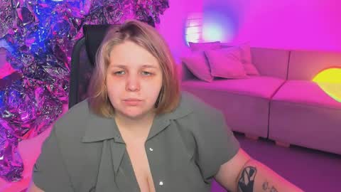 Snapshot of sladadeew chatting on December 30, 9:05 am Slada Deew online show from December 30, 9:05 am