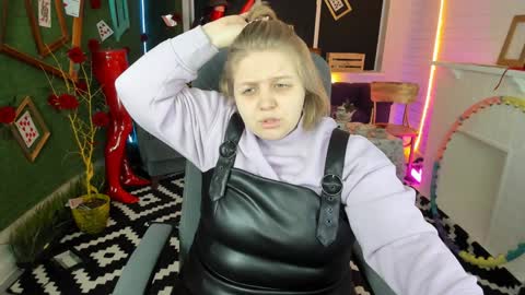 Snapshot of sladadeew chatting on January 10, 9:34 am Slada Deew online show from January 10, 9:34 am