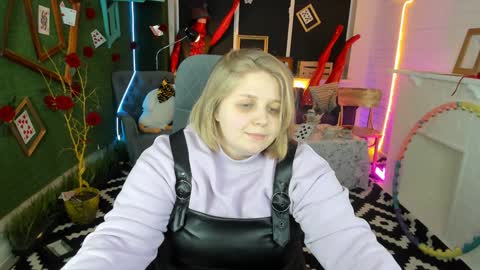 Snapshot of sladadeew chatting on January 10, 1:31 pm Slada Deew online show from January 10, 1:31 pm