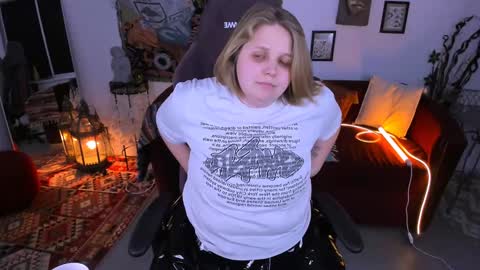 Snapshot of sladadeew chatting on January 18, 3:27 pm Slada Deew online show from January 18, 3:27 pm