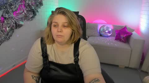 Snapshot of sladadeew chatting on February 2, 12:02 pm Slada Deew online show from February 2, 12:02 pm