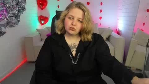 Snapshot of sladadeew chatting on February 19, 12:11 pm Slada Deew online show from February 19, 12:11 pm