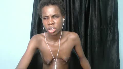 Snapshot of slimzyxdoll chatting on February 23, 12:59 pm slimzyxdoll online show from February 23, 12:59 pm