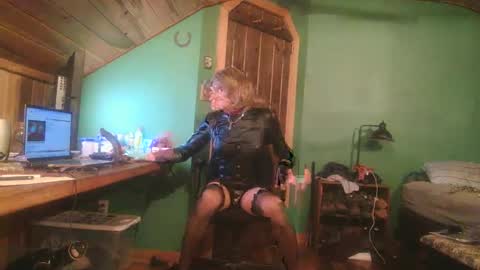 slutjennifertransxx online show from October 8, 2:42 am