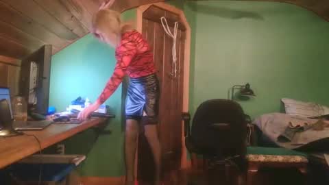 slutjennifertransxx online show from October 31, 2:56 am