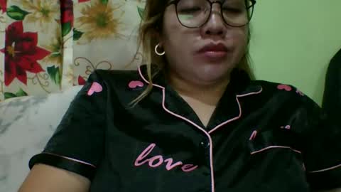 Snapshot of small_boobs59 chatting on November 6, 8:43 pm Lovewella online show from November 6, 8:43 pm