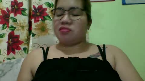 Snapshot of small_boobs59 chatting on November 12, 8:37 am Lovewella online show from November 12, 8:37 am