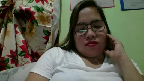 Snapshot of small_boobs59 chatting on November 22, 8:35 am Lovewella online show from November 22, 8:35 am