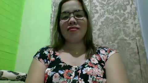 Snapshot of small_boobs59 chatting on November 30, 7:34 am Lovewella online show from November 30, 7:34 am