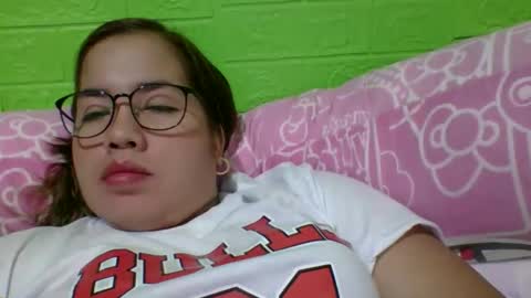 Snapshot of small_boobs59 chatting on December 3, 8:23 am Lovewella online show from December 3, 8:23 am